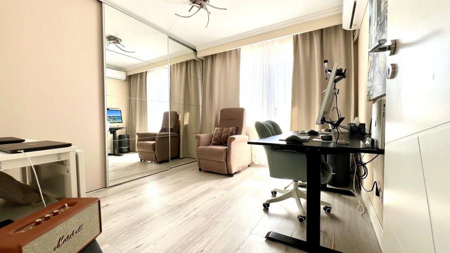 Apartament cu 3 camere semidecomandat, mobilat în Titan