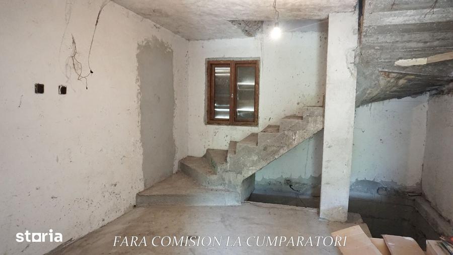 Casă cu 10 camere cu Teren 4324 Mp în Central