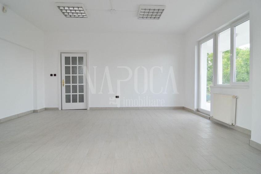 Casă individuală cu 11 camere cu Canalizare în Zorilor