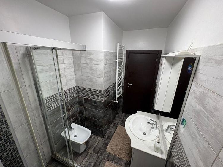 Apartament cu 3 camere decomandat în Roșu
