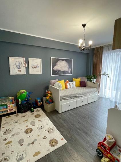 Apartament cu 3 camere semidecomandat, mobilat în Florești