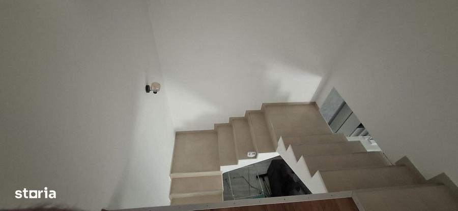 Casă cu 3 camere în Vânătorii Mici