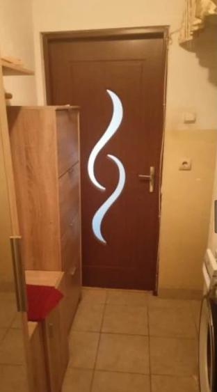 Apartament cu 3 camere semidecomandat în Km 4-5