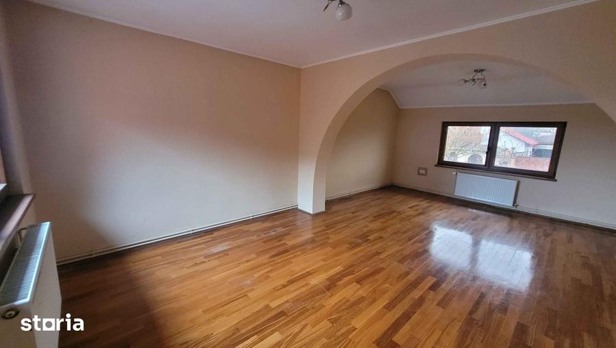 Casă cu Teren 2001 Mp în Central