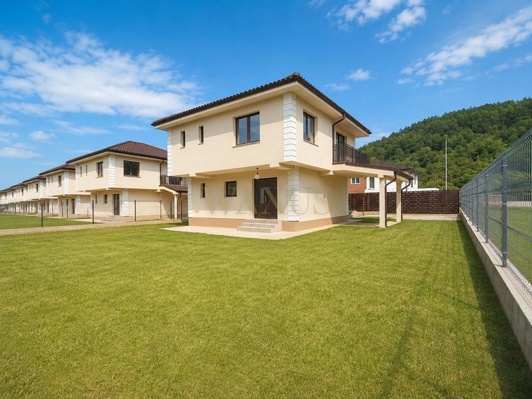 Casă individuală cu 4 camere cu Canalizare în Luna de Sus