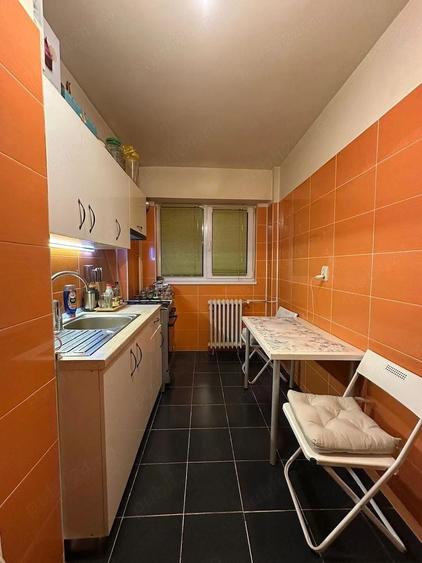 Apartament cu 3 camere semidecomandat, mobilat în Calea Victoriei