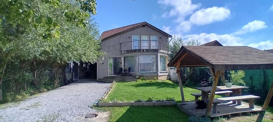 Casă cu 4 camere în Corunca