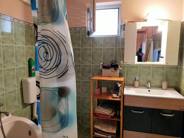 Casă individuală cu 9 camere cu Canalizare în Dumbrăvița