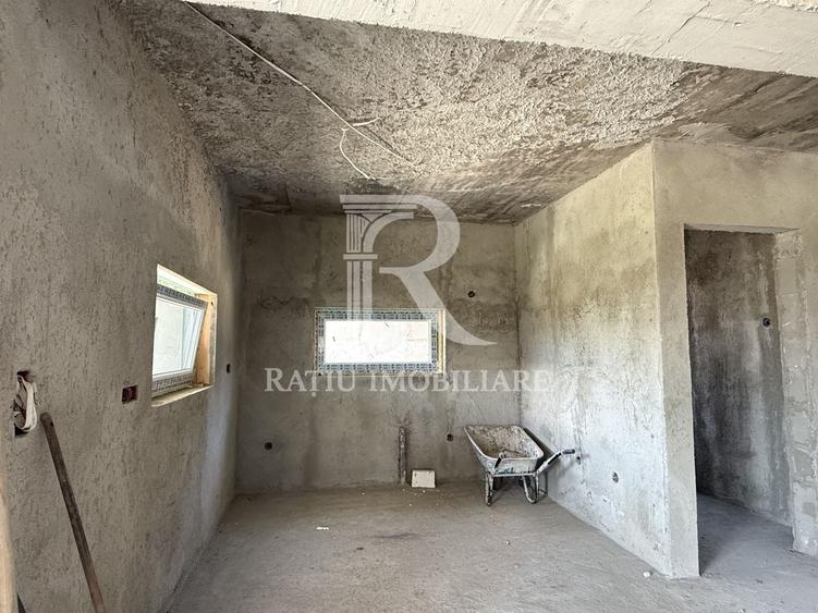 Duplex cu 8 camere cu Canalizare în Periferie