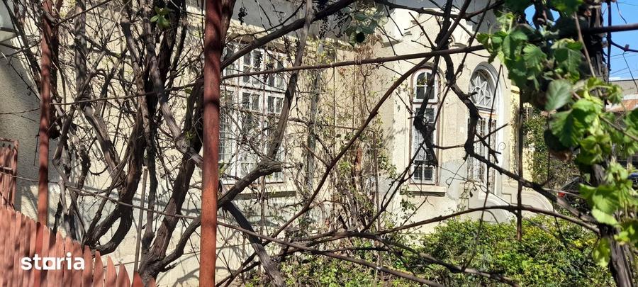 Casă cu 6 camere cu Teren 394 Mp în Central