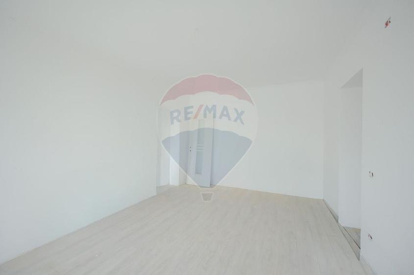 De vânzare apartament cu 2 camere, renovat, în zona Rogerius - 5