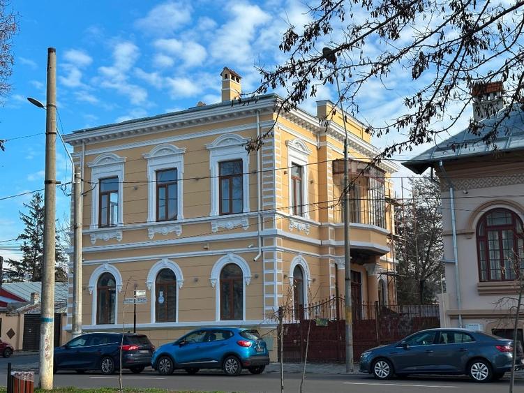 Casă individuală cu 10 camere cu Teren 362 Mp în Central