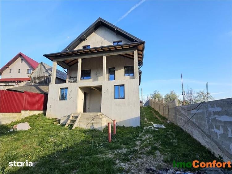 Casă cu 6 camere cu Teren 1600 Mp în Sirețel