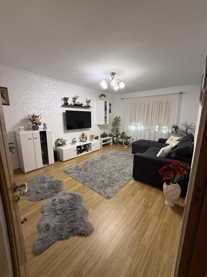 Apartament cu 3 camere decomandat în Tomești