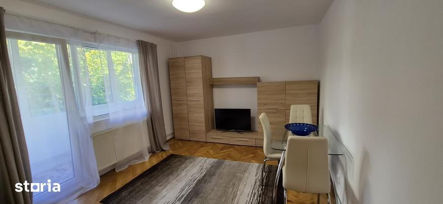 Apartament cu 3 camere decomandat în Girocului