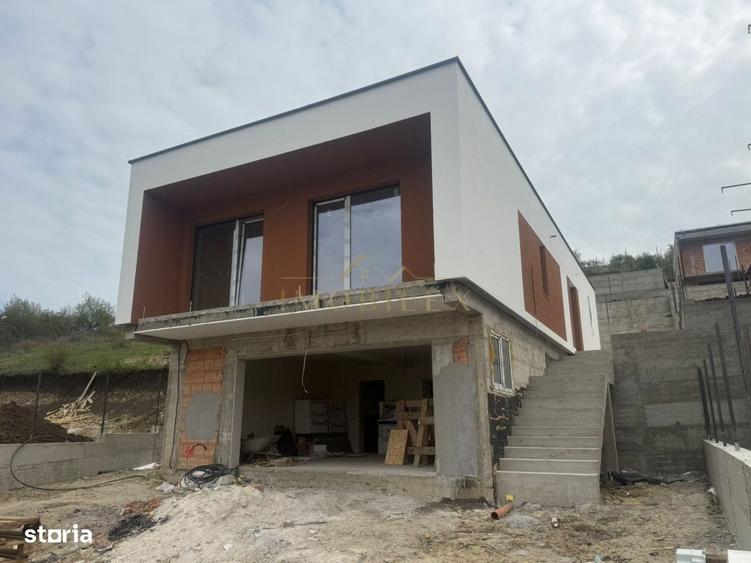Casă cu 4 camere în Sânnicoară