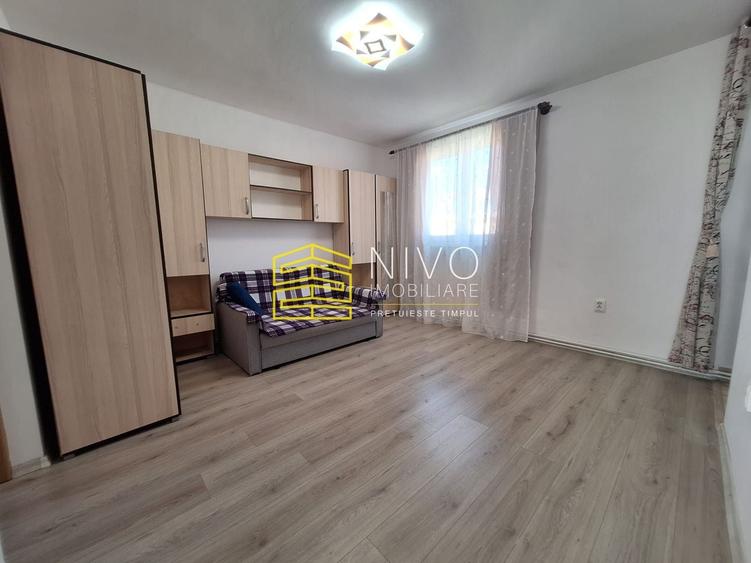 Apartament cu 3 camere semidecomandat, mobilat în Ady