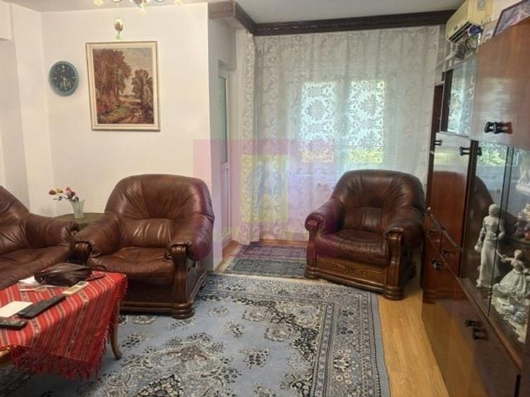 Apartament cu 3 camere decomandat în Drumul Sării