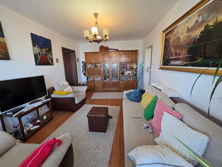 Apartament cu 3 camere semidecomandat în Iancului