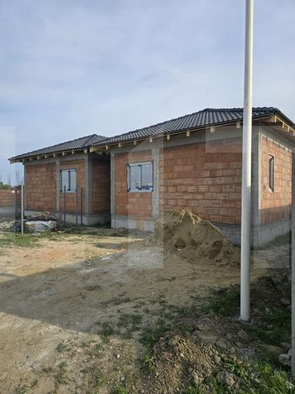 Duplex cu 4 camere cu Canalizare în Moșnița Nouă
