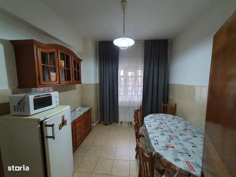 Apartament cu 3 camere decomandat în Libertății