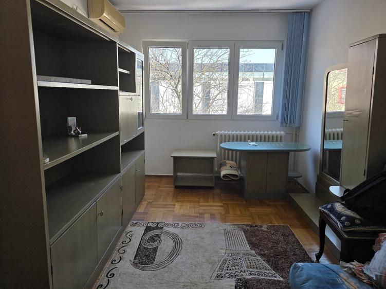 Apartament cu 4 camere decomandat, mobilat în Titan