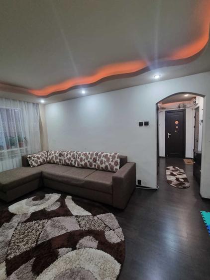 Apartament cu 3 camere semidecomandat în Craiovița Nouă