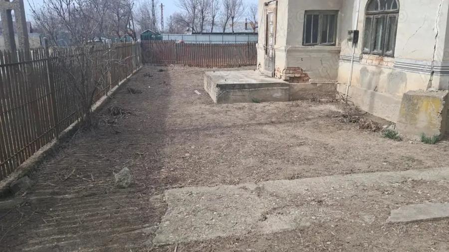 Casă cu 5 camere cu Teren 2636 Mp în Gherghița