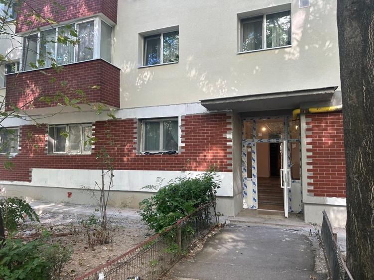 Apartament cu 3 camere semidecomandat, mobilat în Colentina