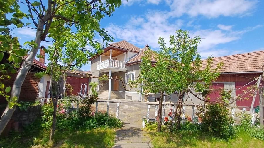 Casă cu 4 camere cu Teren 526 Mp în Vinerea