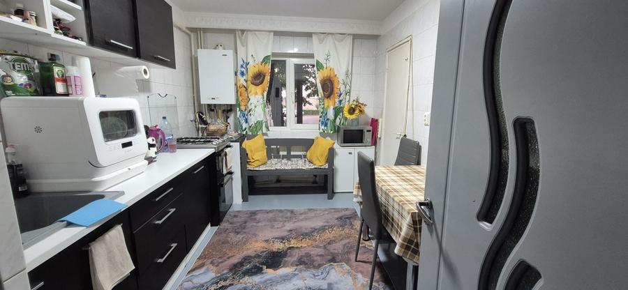 Proprietar vand apartament decomandat 3 camere (configurat in prezent cu 4 camere ), 79,22 mp utili, bloc tip vila Bistrita Lac - 1