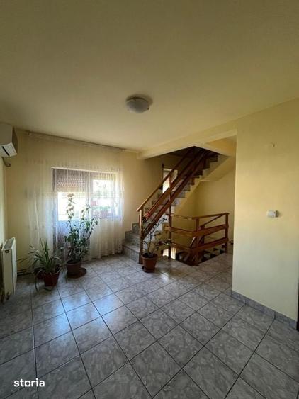 Casă cu 10 camere cu Teren 181 Mp în Rovine