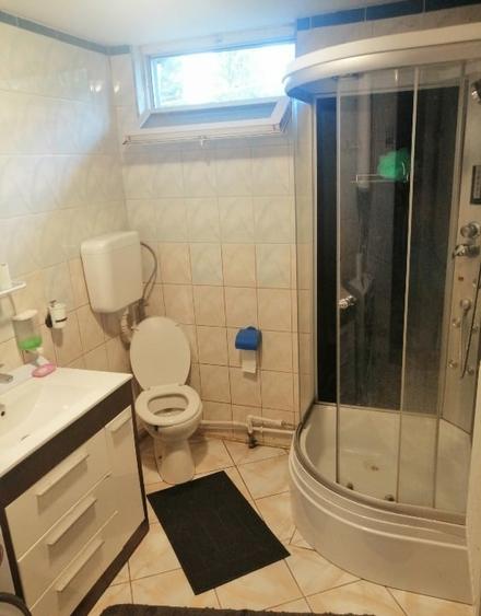 Casă individuală cu 5 camere cu Canalizare în Central