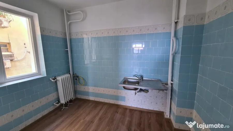 Apartament cu 3 camere decomandat în Sud