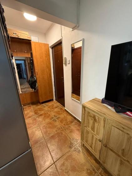 Apartament cu 3 camere semidecomandat, mobilat în Brazda lui Novac