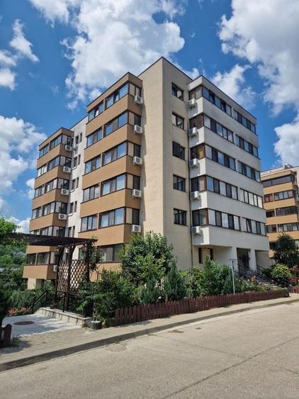 Apartament cu 3 camere decomandat în Vișan