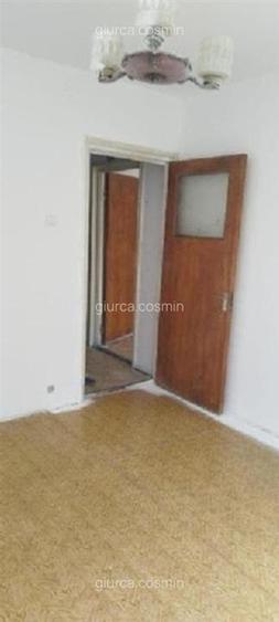 Apartament cu 3 camere semidecomandat în Berceni