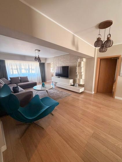 Apartament cu 3 camere decomandat în Victoriei