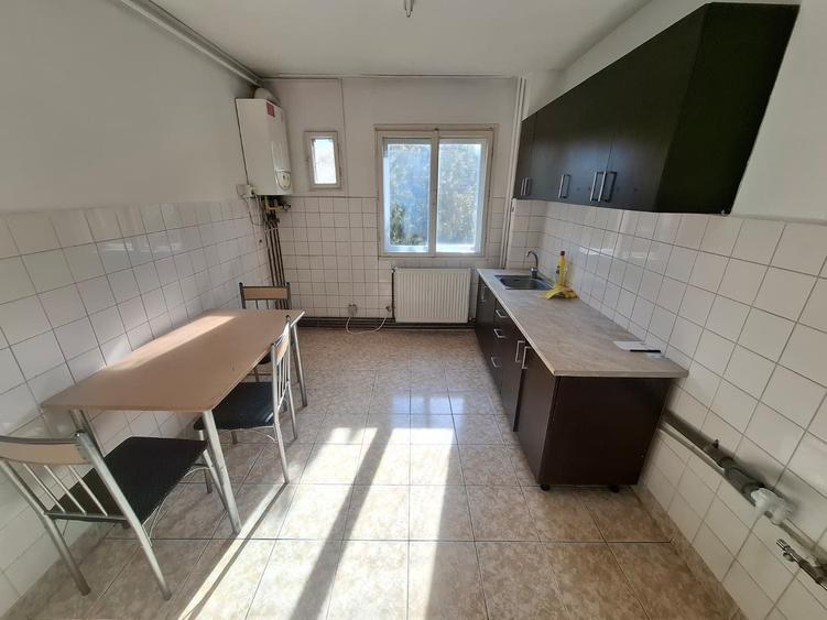 Apartament cu 4 camere decomandat în Aurel Vlaicu