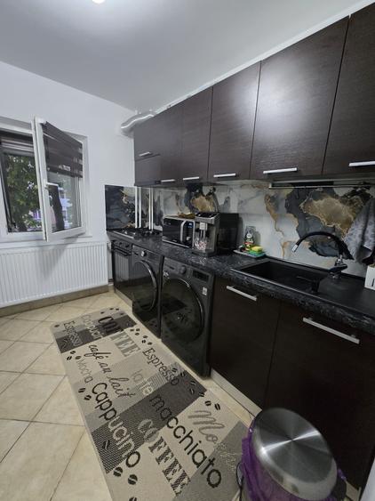 Apartament cu 3 camere semidecomandat în Craiovița Nouă