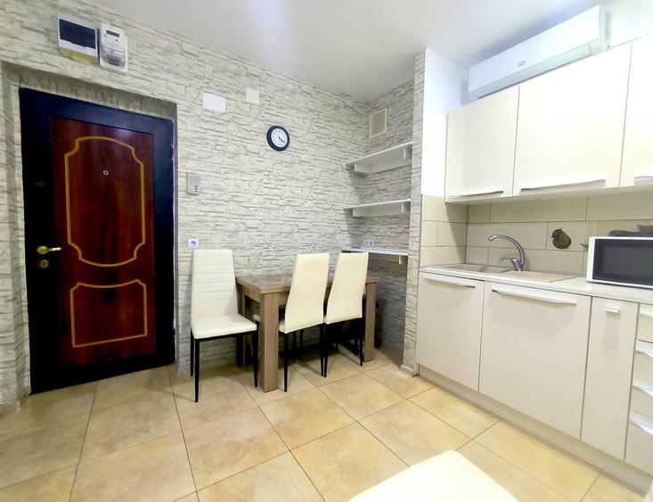Apartament cu 3 camere semidecomandat în Central