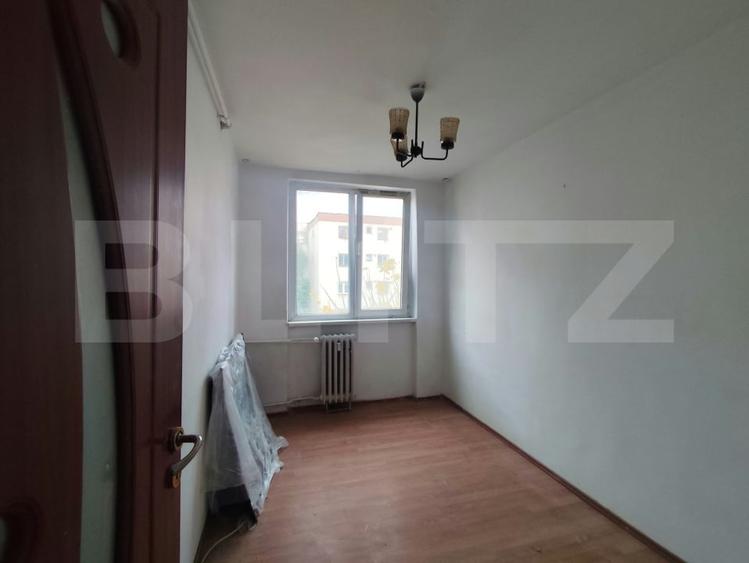 Apartament cu 3 camere semidecomandat în 22 Decembrie