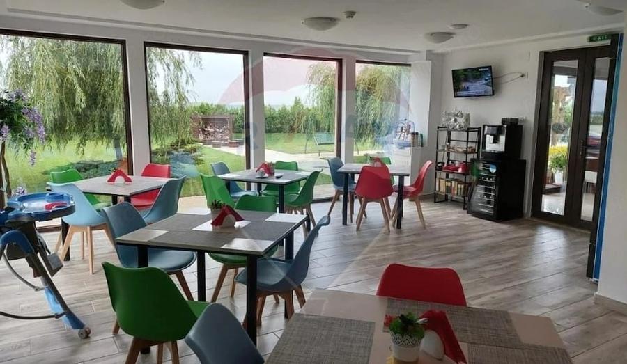 Casă cu 10 camere cu Teren 568 Mp în Corbu