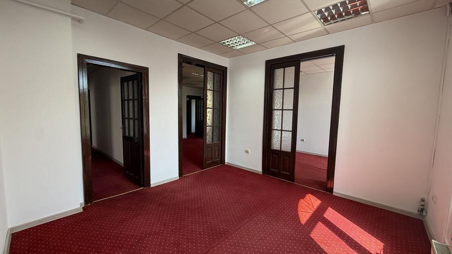 Birou, de 124 mp, în Romană