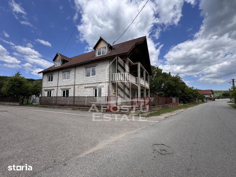 Casă cu 10 camere cu Teren 1100 Mp în Fărcădin