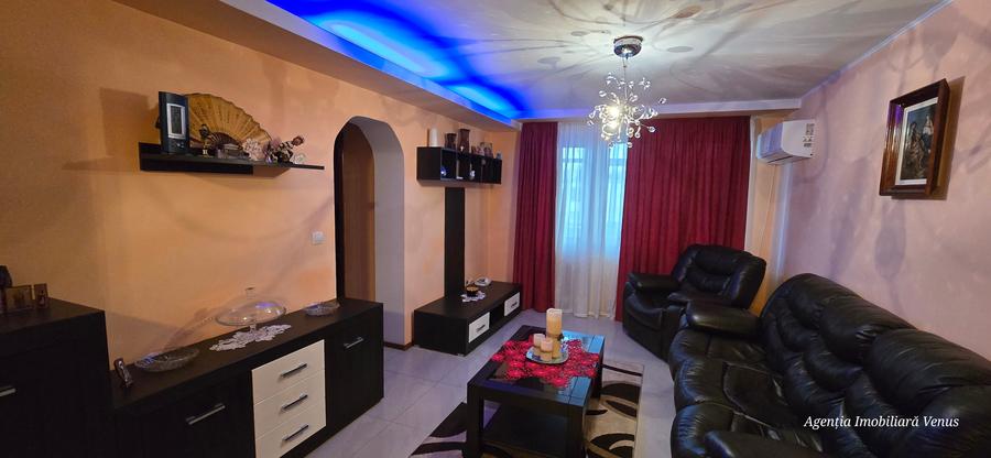 Apartament cu 4 camere decomandat în Central