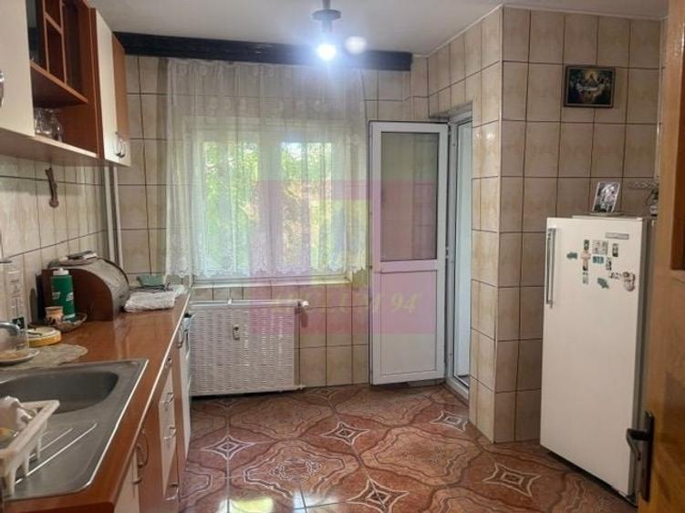 Apartament cu 3 camere decomandat în Drumul Sării