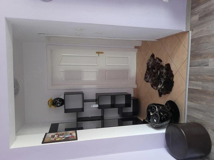 Proprietar inchiriez apartament doua camere cetate etaj 3 - 3