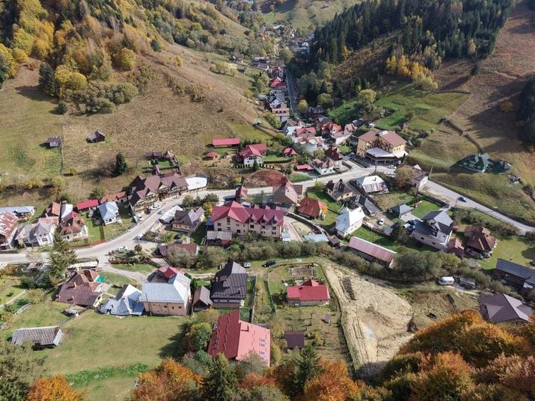 Casă individuală cu 10 camere cu Teren 1055 Mp în Dâmbovicioara