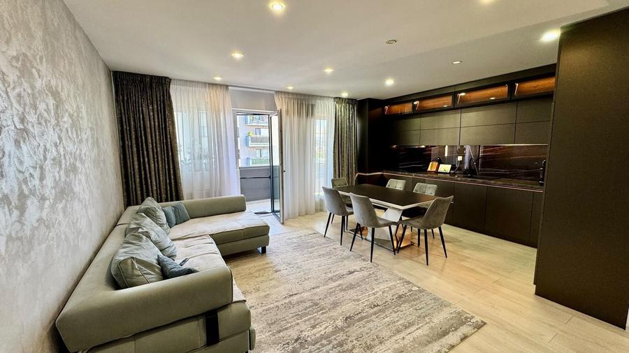 Apartament cu 4 camere decomandat, mobilat în Tractorul